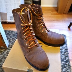 Nearly new UGG Kilmer II ladies boot size 9 w/ box